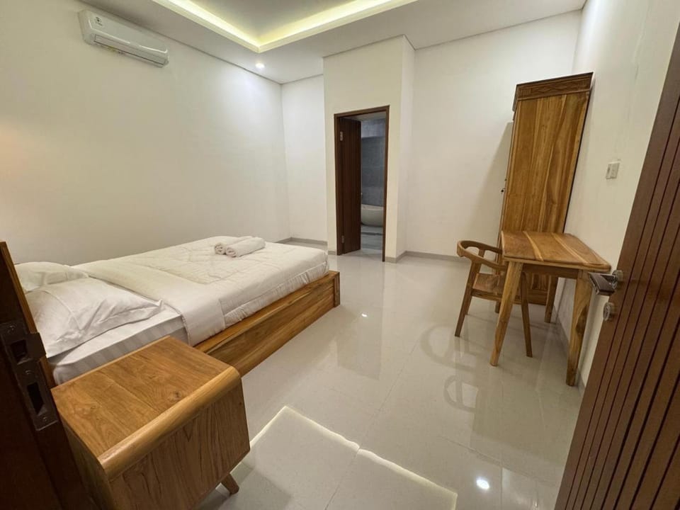 Bed, Living room, Photo of the whole room, Seating area, Bedroom, towels, wardrobe, air conditioner