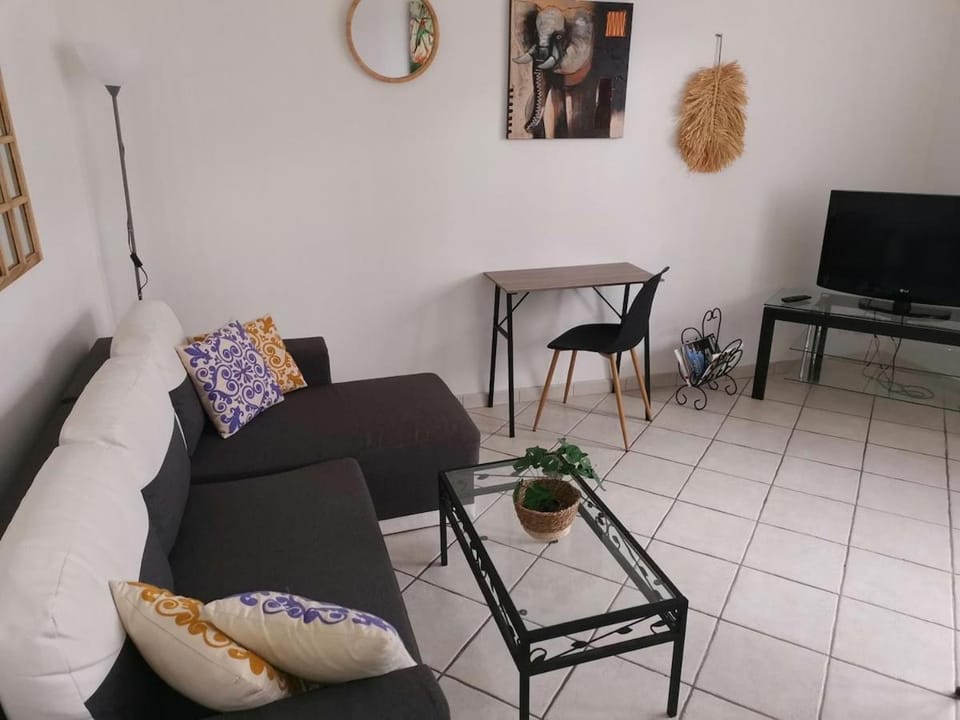 Communal lounge/ TV room, Business facilities, internet, internet