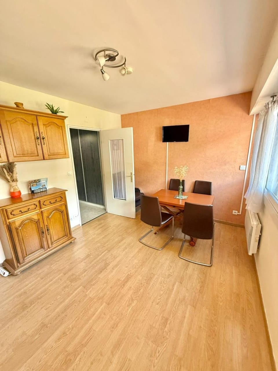 TV and multimedia, Living room, Seating area, Dining area