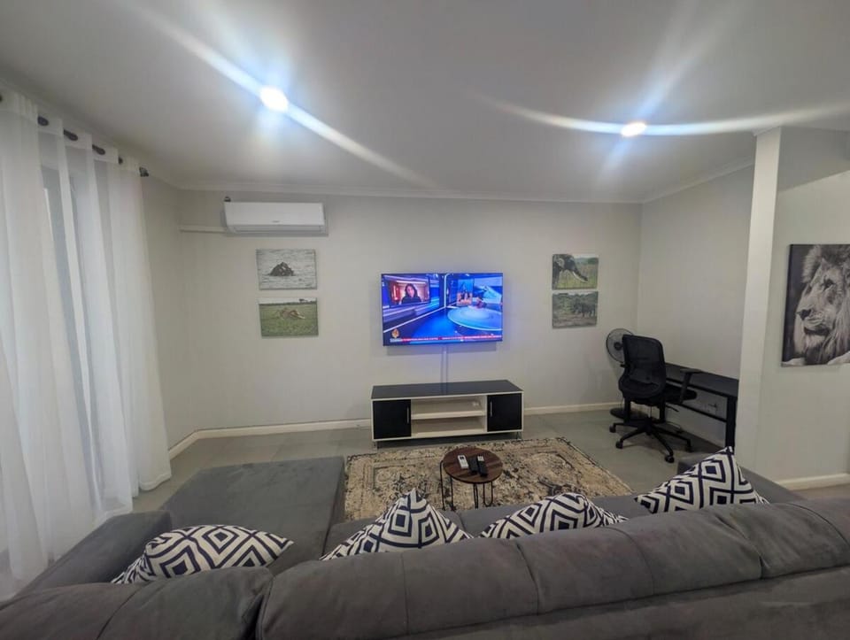 TV and multimedia, Living room, Photo of the whole room, Seating area, air conditioner