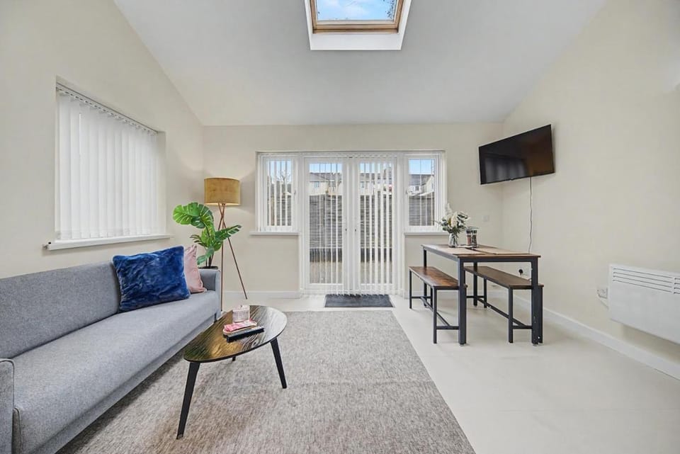 Central City 2BR Apartment with Garden & Parking Apartment in Cardiff