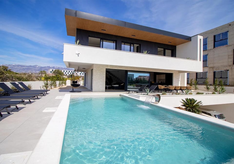 Property building, Patio, Natural landscape, Mountain view, Pool view, Swimming pool, sunbed