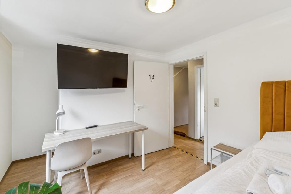 Bed, TV and multimedia, Bedroom