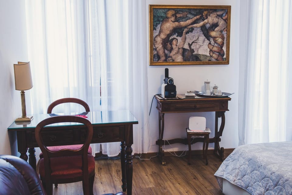 Coffee/tea facilities, Living room, Seating area, Bedroom