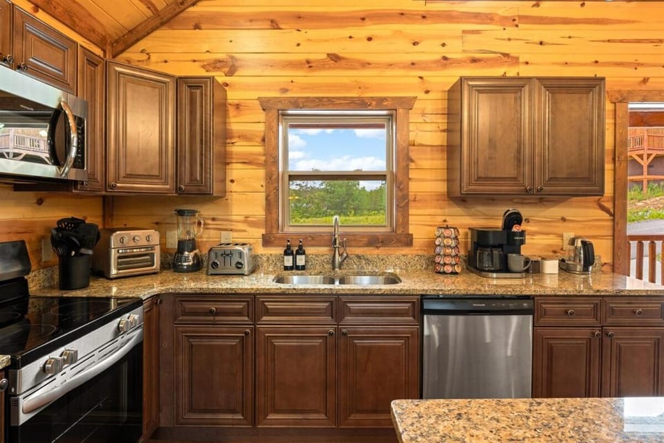 8BR Mountain Escape with Indoor Pool and Gazebo House in Sevierville