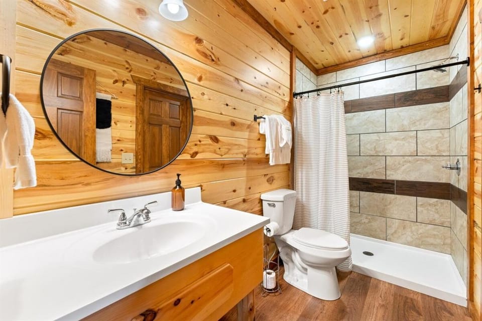 8BR Mountain Escape with Indoor Pool and Gazebo House in Sevierville