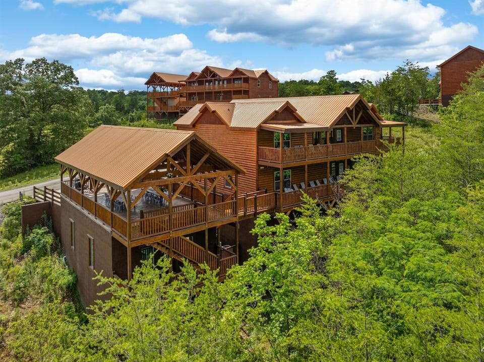 8BR Mountain Escape with Indoor Pool and Gazebo House in Sevierville