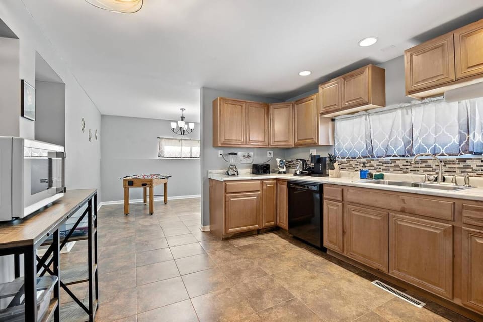 House 3BR 1.5 BATH/Sleeps8/ GameRm/DogFrdly/BBQ House in Aurora