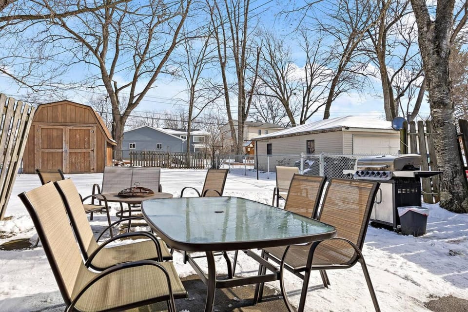 House 3BR 1.5 BATH/Sleeps8/ GameRm/DogFrdly/BBQ House in Aurora