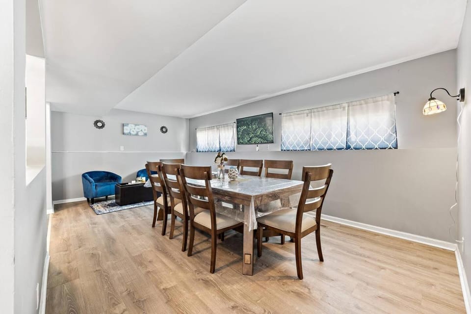 House 3BR 1.5 BATH/Sleeps8/ GameRm/DogFrdly/BBQ House in Aurora