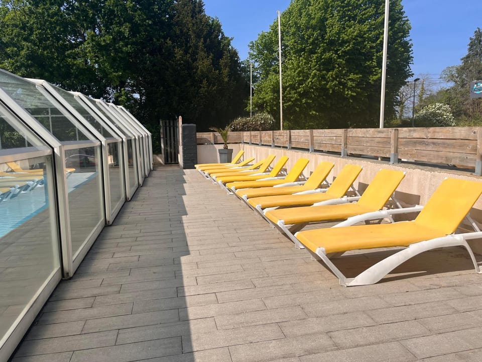 Swimming pool, sunbed