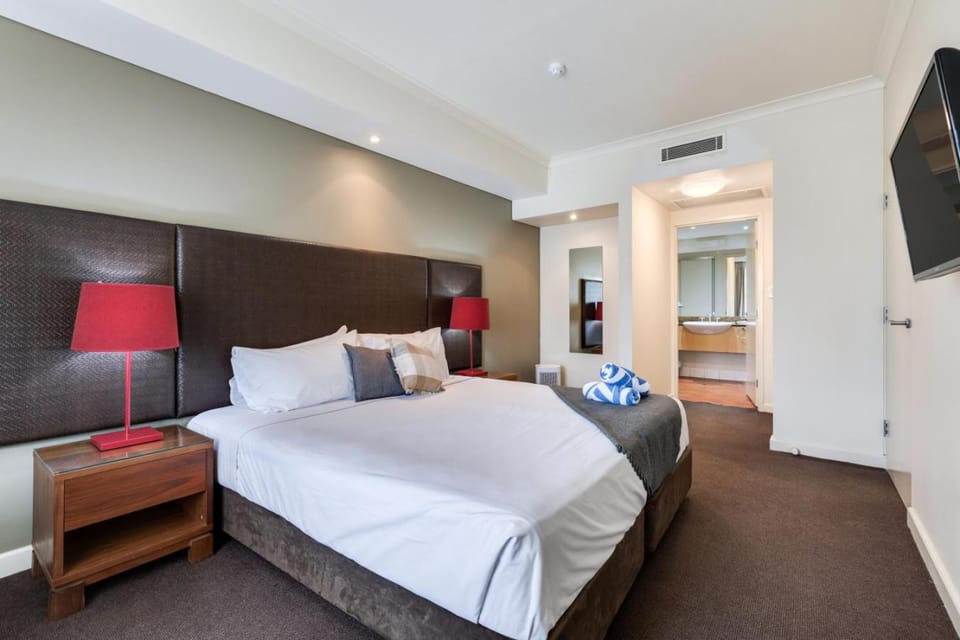 Resort Style Getaway with King Bed Pool and Balcony Apartment in Darwin