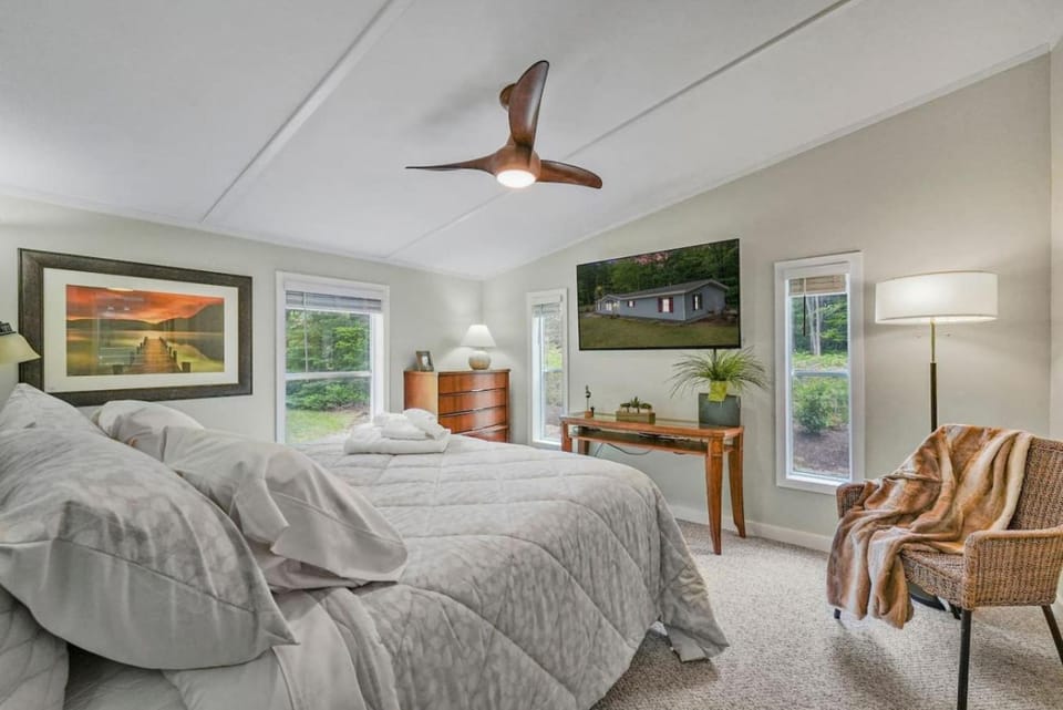 Bed, TV and multimedia, Bedroom