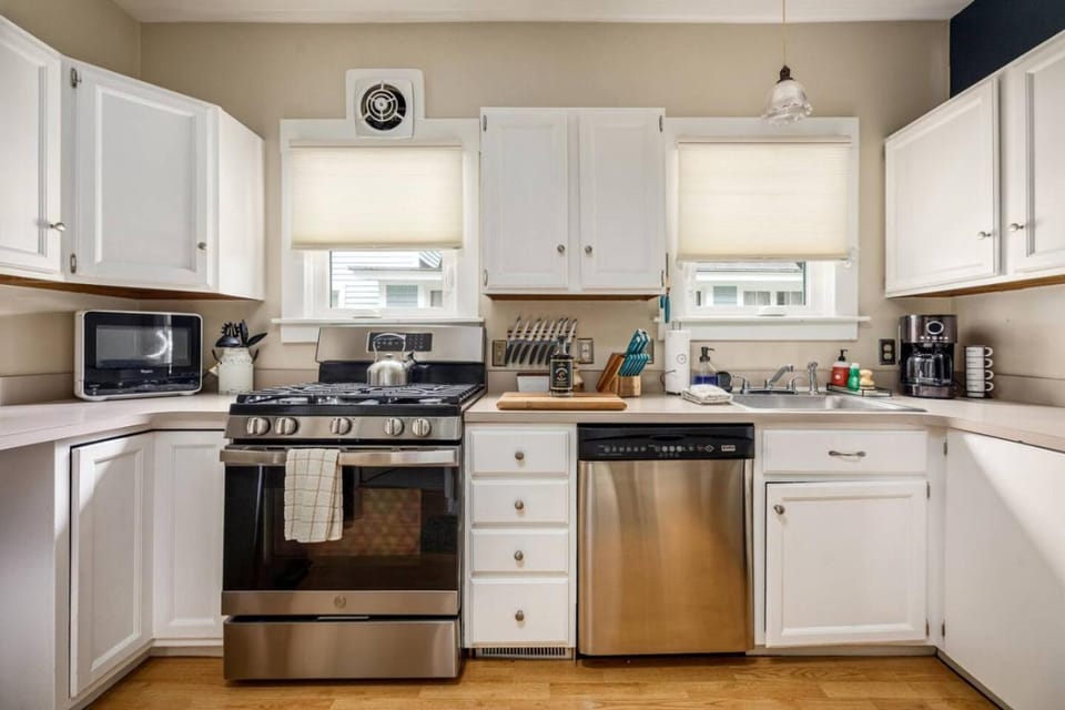 Coffee/tea facilities, Kitchen or kitchenette, dishwasher, oven, stove, toaster