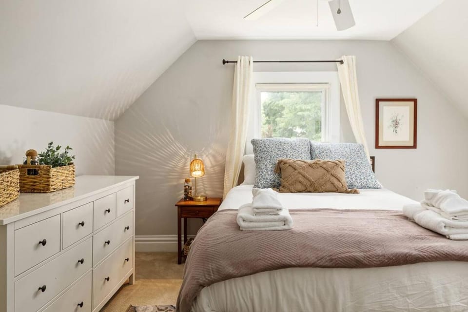 Bed, Bedroom, towels