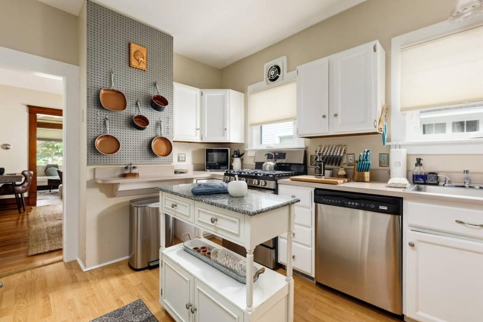Coffee/tea facilities, Kitchen or kitchenette, dishwasher, oven, stove, toaster