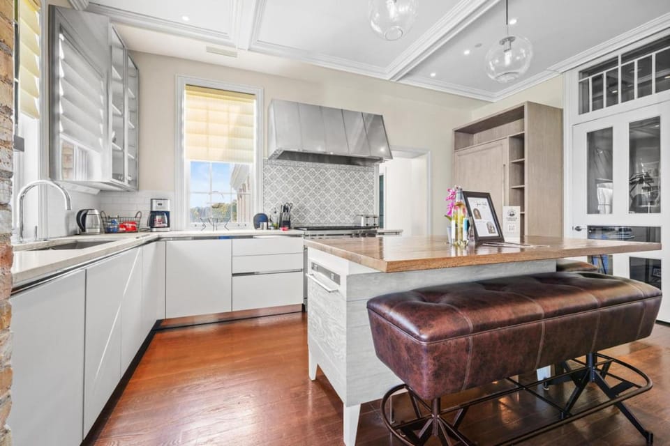 Coffee/tea facilities, Kitchen or kitchenette, Dining area, oven, stove, toaster