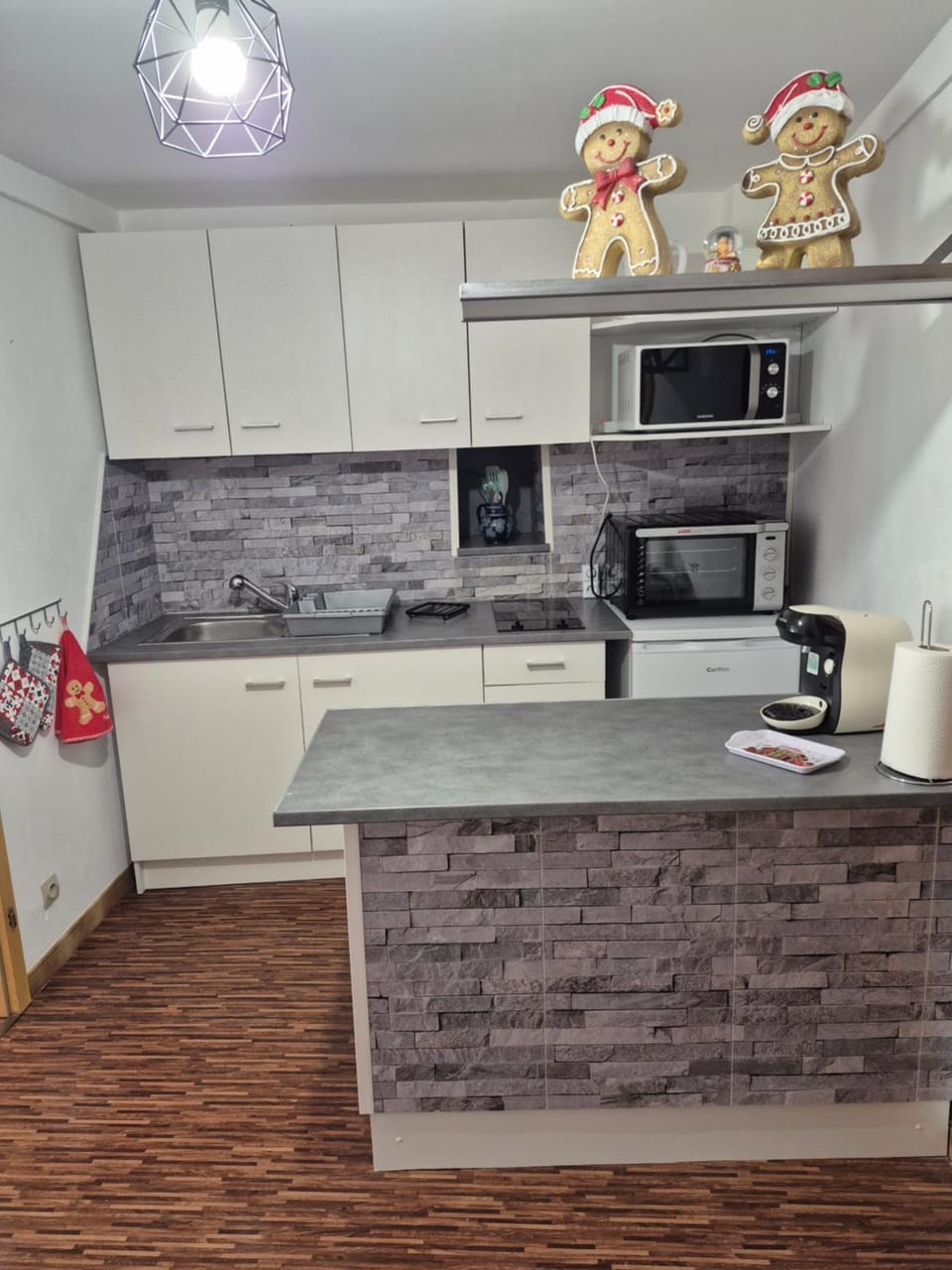 Coffee/tea facilities, microwave, oven, stove