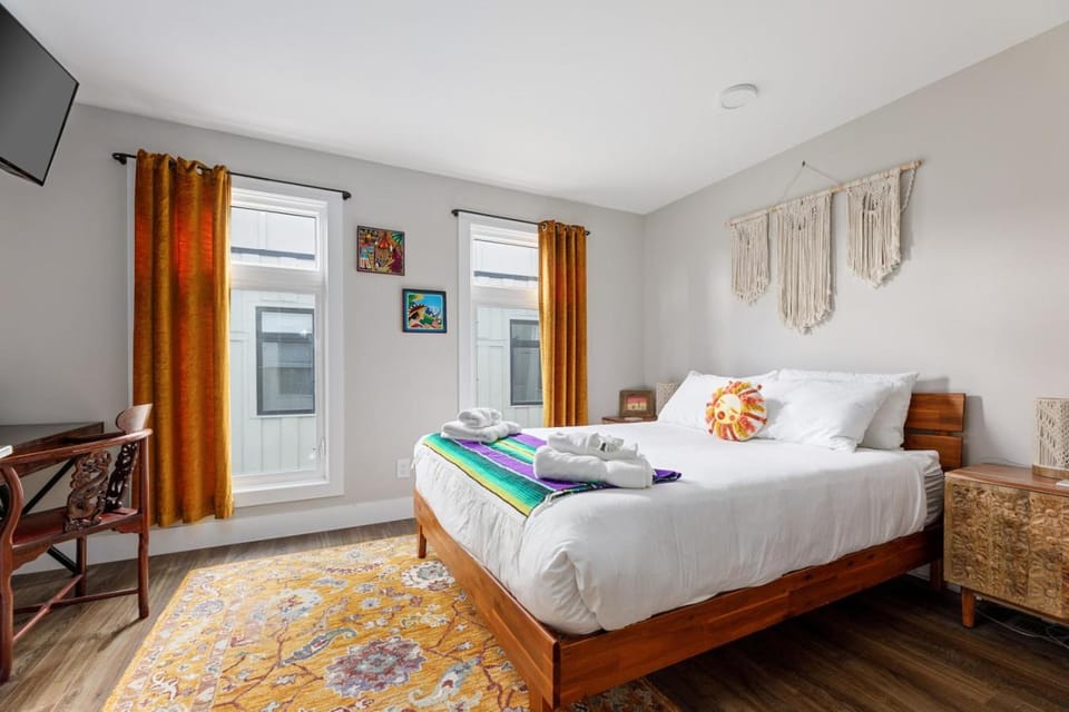 Bed, TV and multimedia, Bedroom