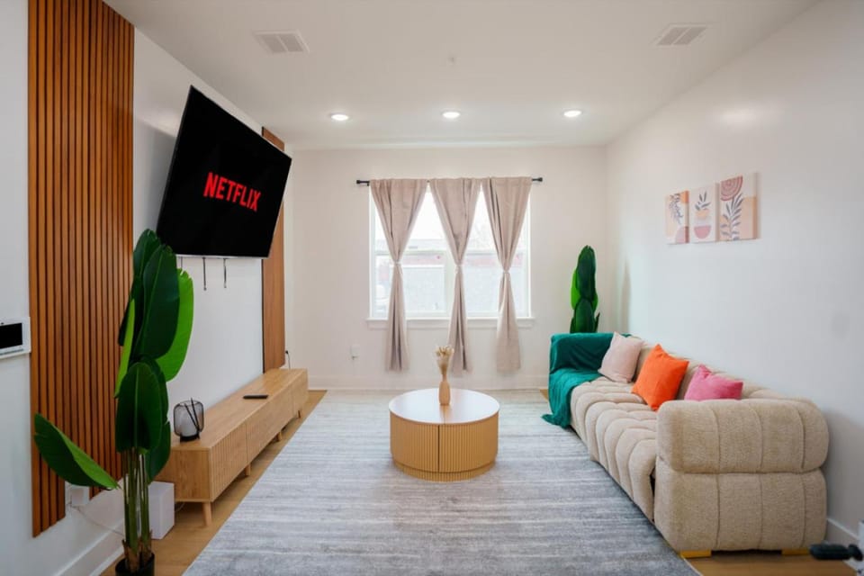 Communal lounge/ TV room, Bed, TV and multimedia, Living room, Photo of the whole room, Seating area, Evening entertainment