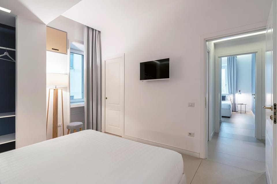 Bed, TV and multimedia, Photo of the whole room, Bedroom