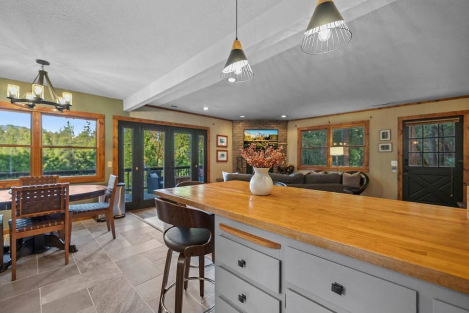 Hot Tub - Huge Deck - Lake Access House in Twain Harte