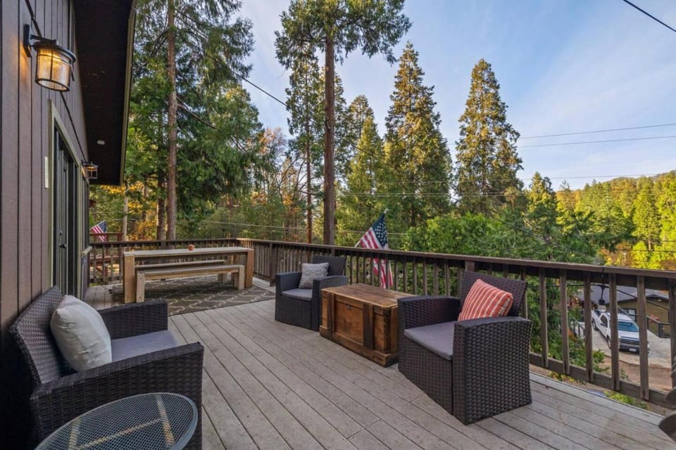 Hot Tub - Huge Deck - Lake Access House in Twain Harte