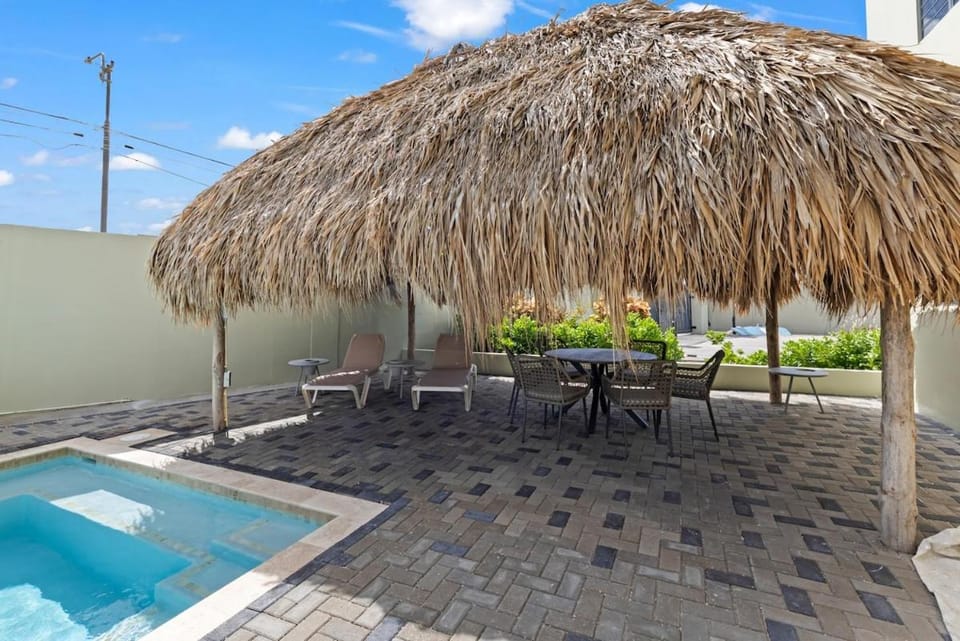 Apartement Coral, Mambo Beach met Zwembad & Palapa Apartment in Willemstad
