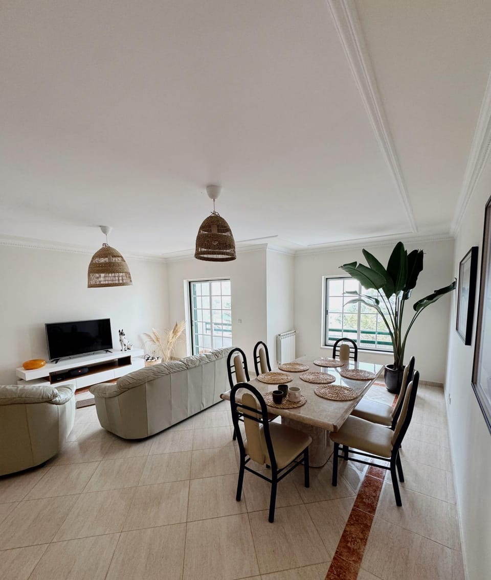 Property building, Communal lounge/ TV room, TV and multimedia, Seating area, Dining area