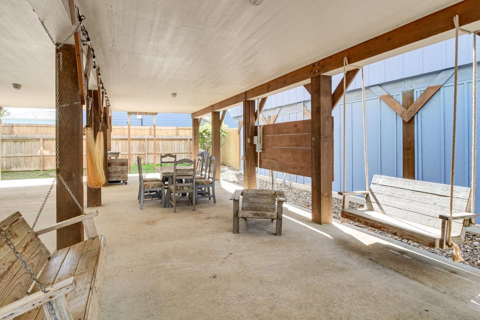 Walk or Ride to Beach! Family Home w/ Patio Lounge House in Port Aransas