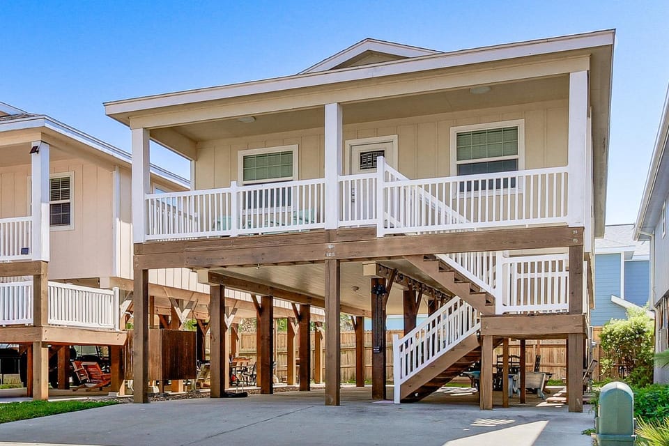 Walk or Ride to Beach! Family Home w/ Patio Lounge House in Port Aransas