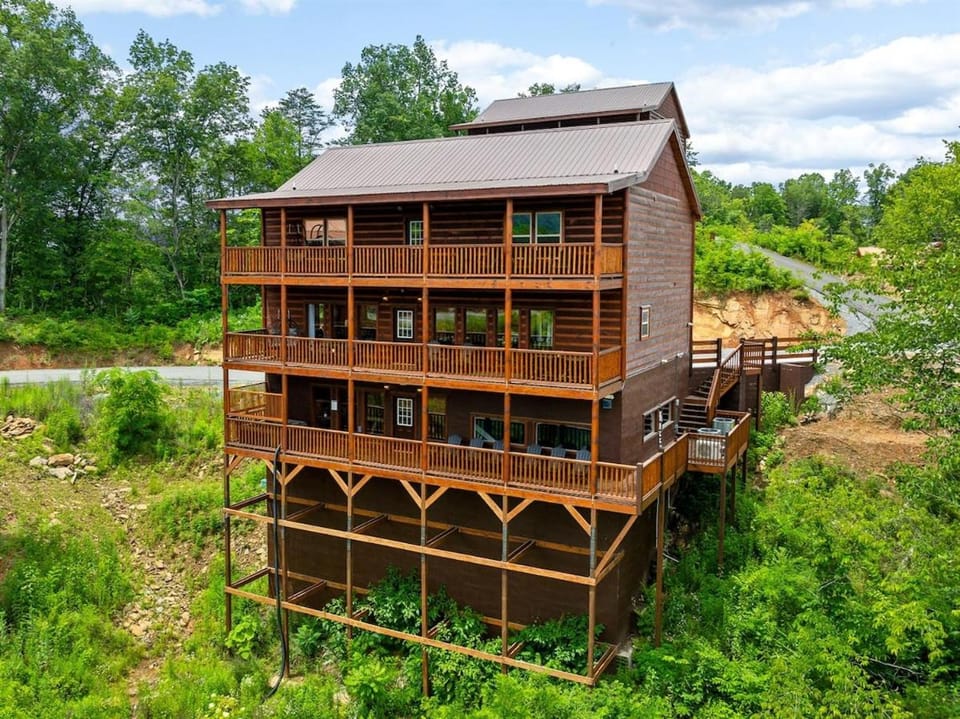 6BR Sleeps 24 Luxury Cabin with Indoor Pool Cabin in Sevierville