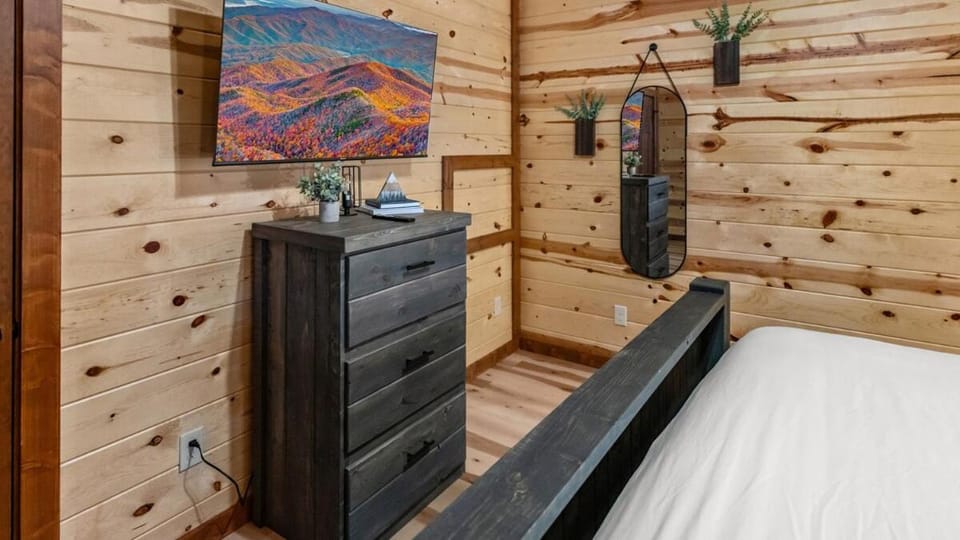 6BR Sleeps 24 Luxury Cabin with Indoor Pool Cabin in Sevierville