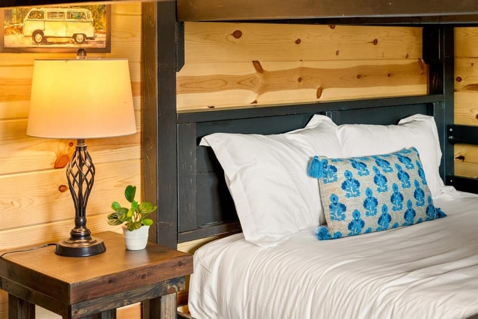6BR Sleeps 24 Luxury Cabin with Indoor Pool Cabin in Sevierville