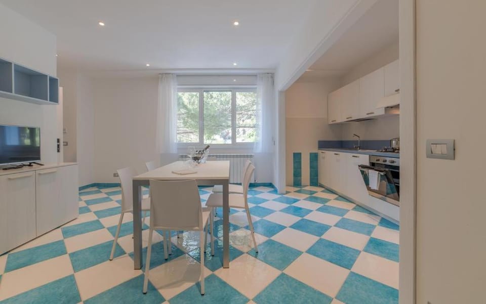 Dining area, kitchen