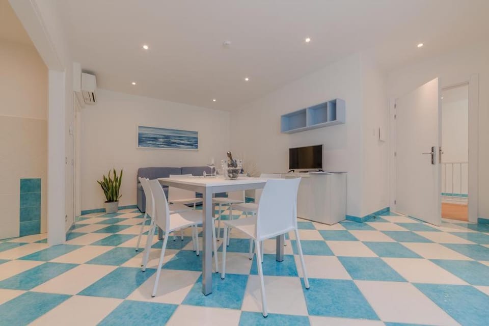 TV and multimedia, Dining area