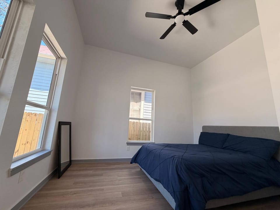 Modern home minutes from Downtown San Antonio I Sleeps 7 House in San Antonio