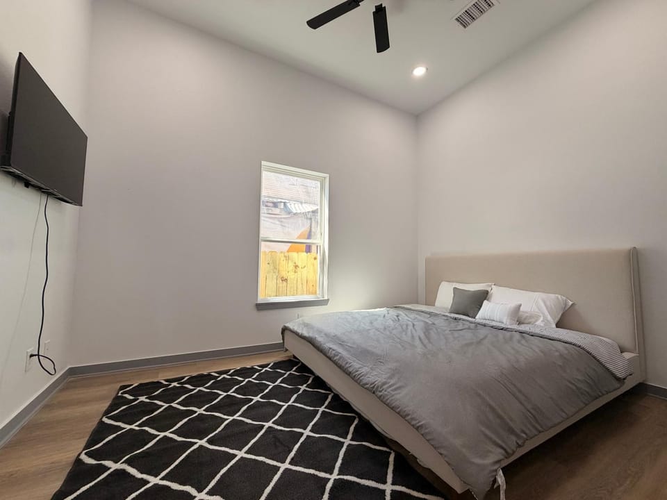 Modern home minutes from Downtown San Antonio I Sleeps 7 House in San Antonio