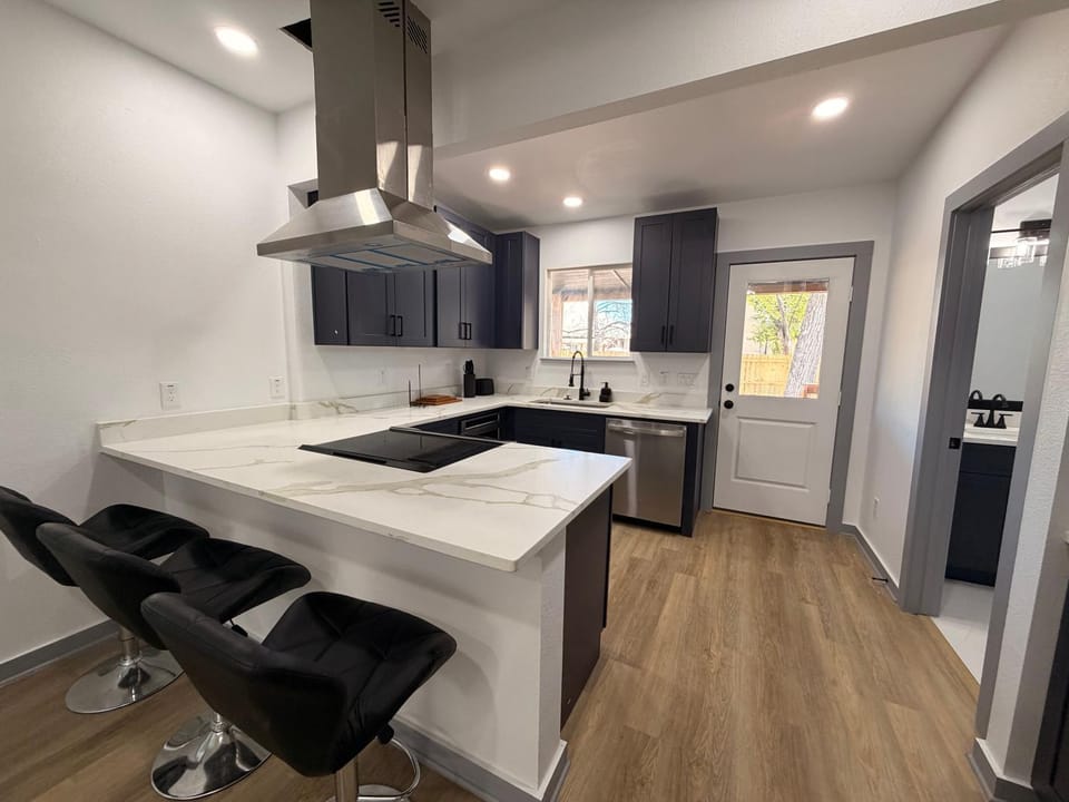 Modern home minutes from Downtown San Antonio I Sleeps 7 House in San Antonio