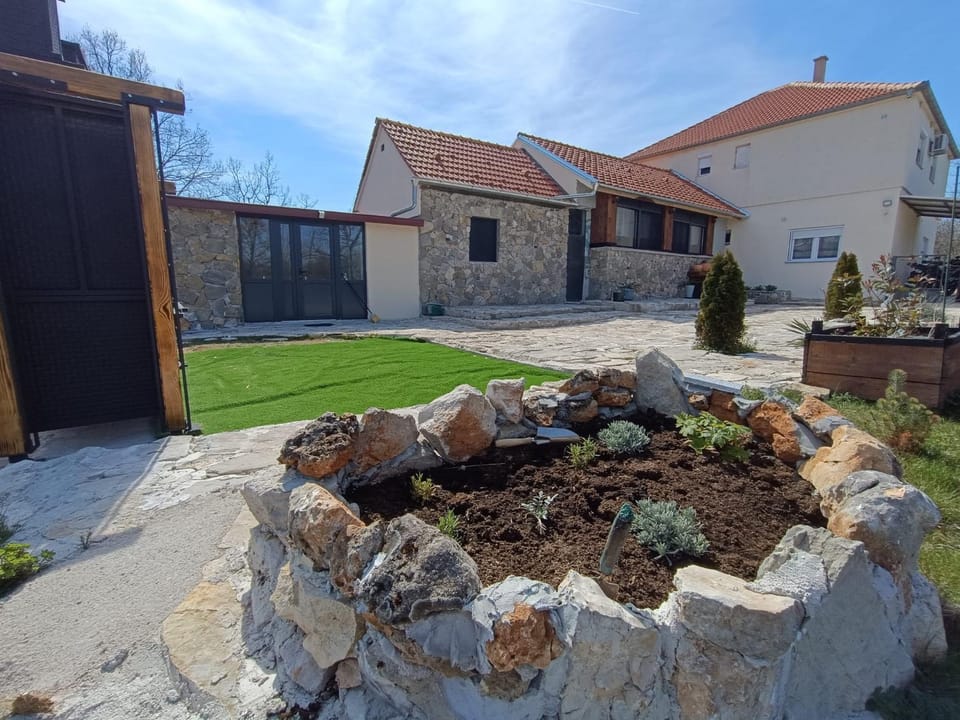 Property building, Restaurant/places to eat, BBQ facilities, Breakfast