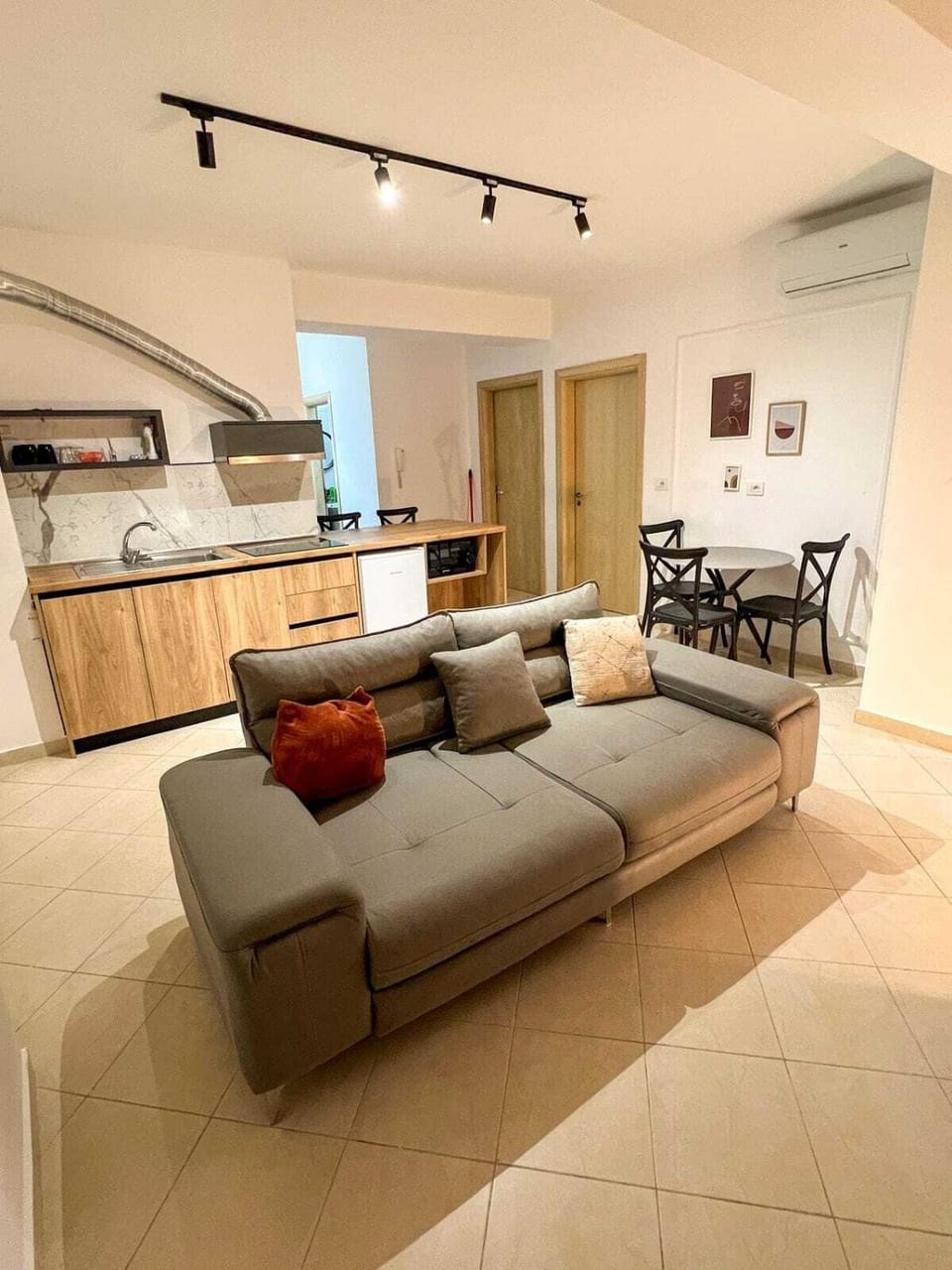 Kitchen or kitchenette, Living room, Seating area, Dining area