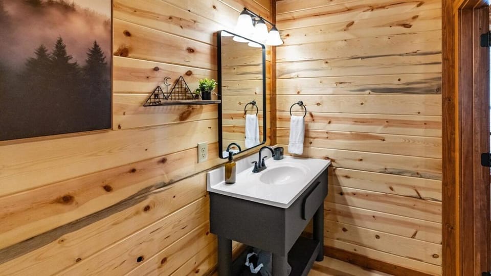 6BR Smoky Mtn Lodge with Indoor Pool and Movie Room House in Sevierville