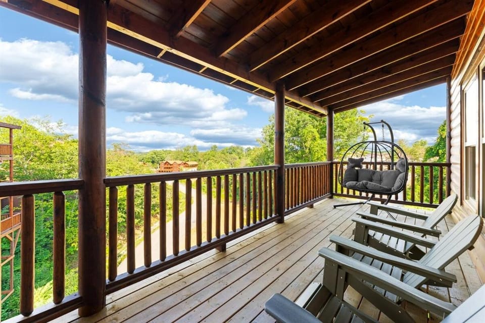 6BR Smoky Mtn Lodge with Indoor Pool and Movie Room House in Sevierville