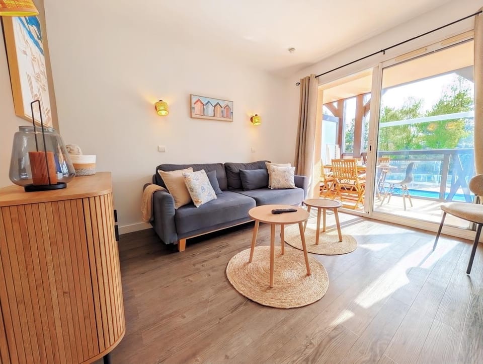 Vue sur la piscine & le golf avec balcon & Parking Apartment in Deauville