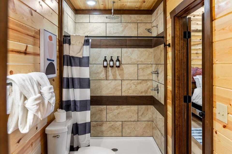 8BR Luxury Lodge with Indoor Pool, Hot Tub & Gazebo House in Sevierville