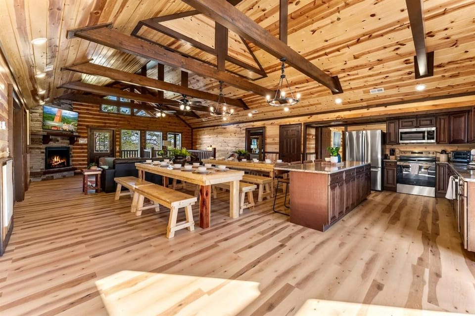 8BR Luxury Lodge with Indoor Pool, Hot Tub & Gazebo House in Sevierville
