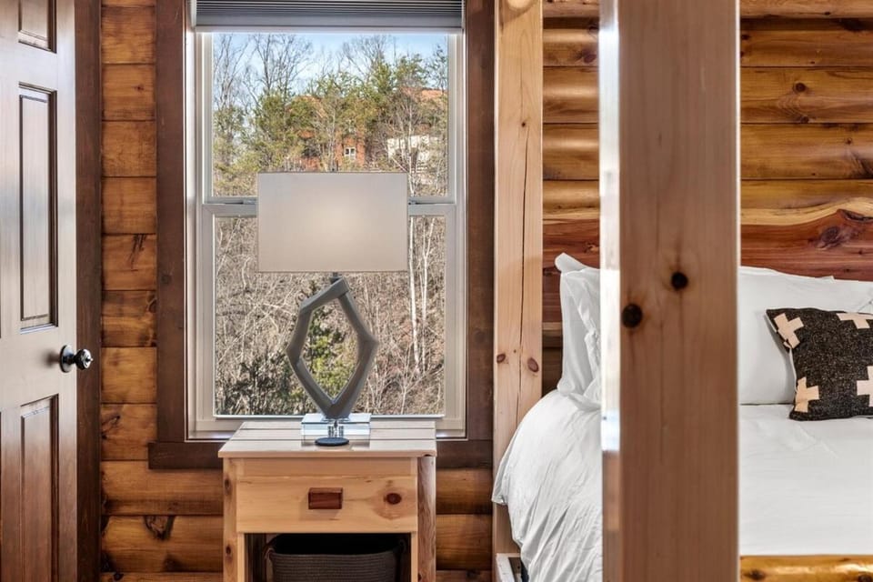 8BR Luxury Lodge with Indoor Pool, Hot Tub & Gazebo House in Sevierville