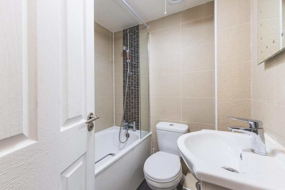 Bright 2BDR Apt in Southall with Free Parking Apartment in Southall