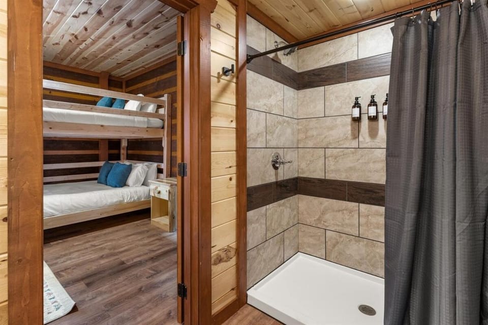 8BR Luxury Lodge with Indoor Pool, Gazebo & Arcades House in Sevierville