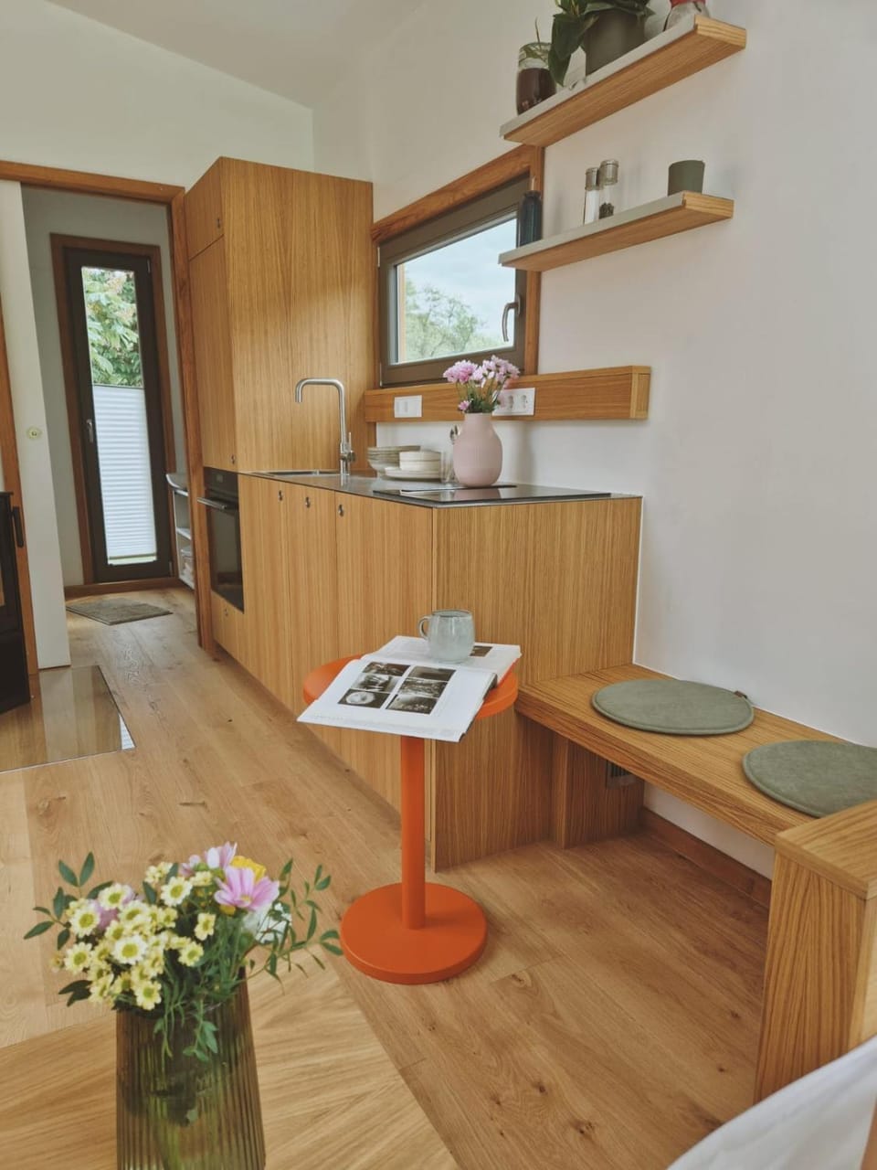 Seating area, kitchen
